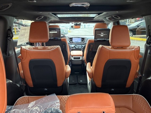 New 2026 Chrysler Pacifica Pinnacle w/ Trailer Tow Group image 32