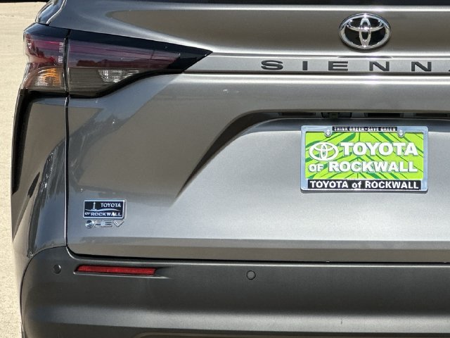 Used 2026 Toyota Sienna XLE FWD image 5