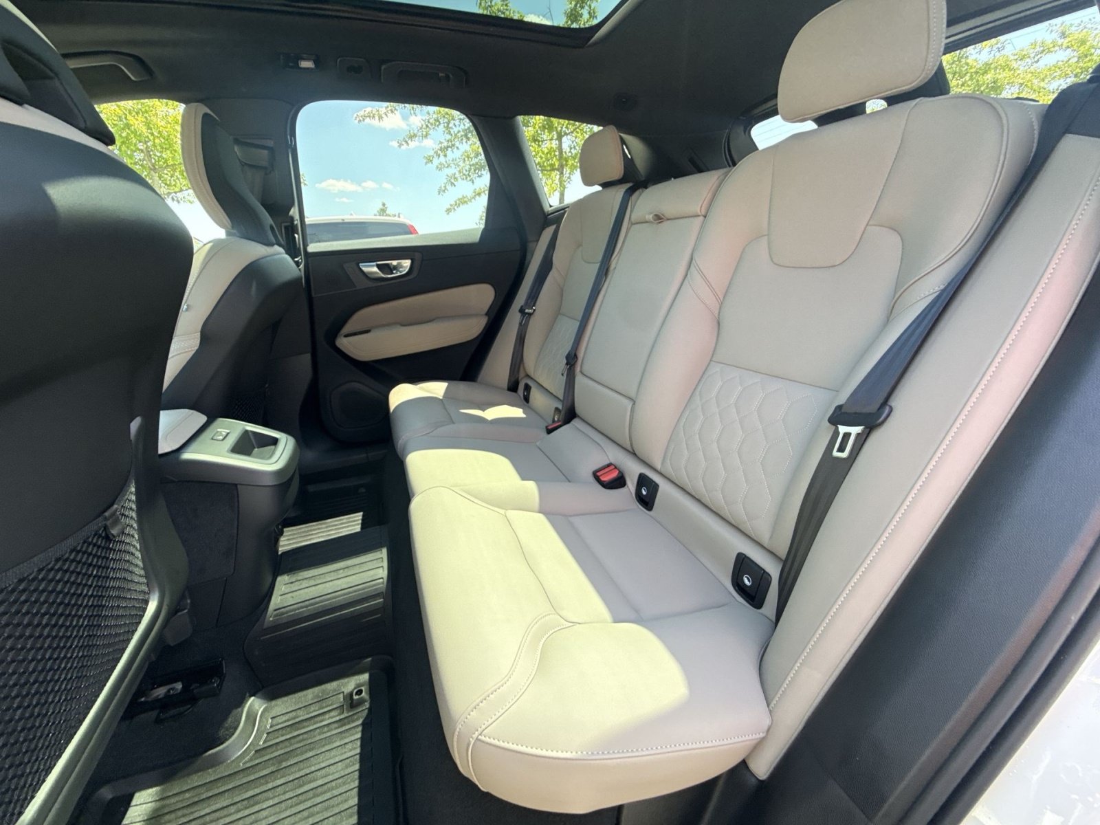 New 2026 Volvo XC60 B5 Plus w/ Protection Package Premier AWD/4WD image 33