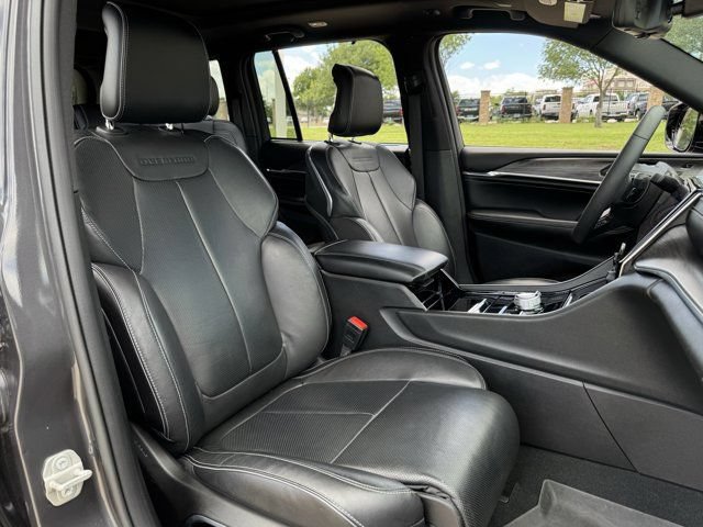 Used 2023 Jeep Grand Cherokee Overland w/ Luxury Tech Group IV AWD/4WD image 33