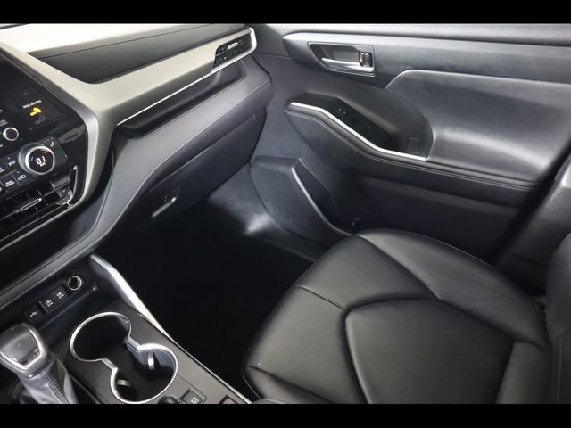 Used 2021 Toyota Highlander XLE image 17