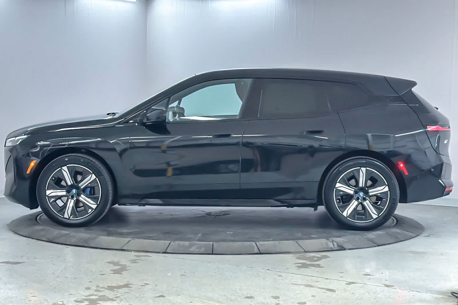 Used 2024 BMW iX xDrive50 w/ Sport Package AWD/4WD image 5