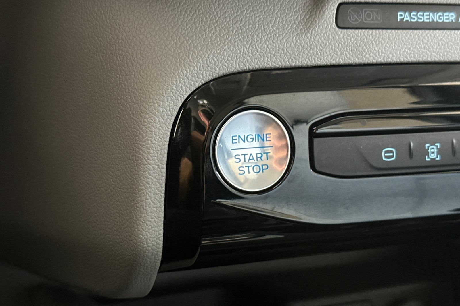 Certified 2025 Ford Escape Platinum FWD image 22