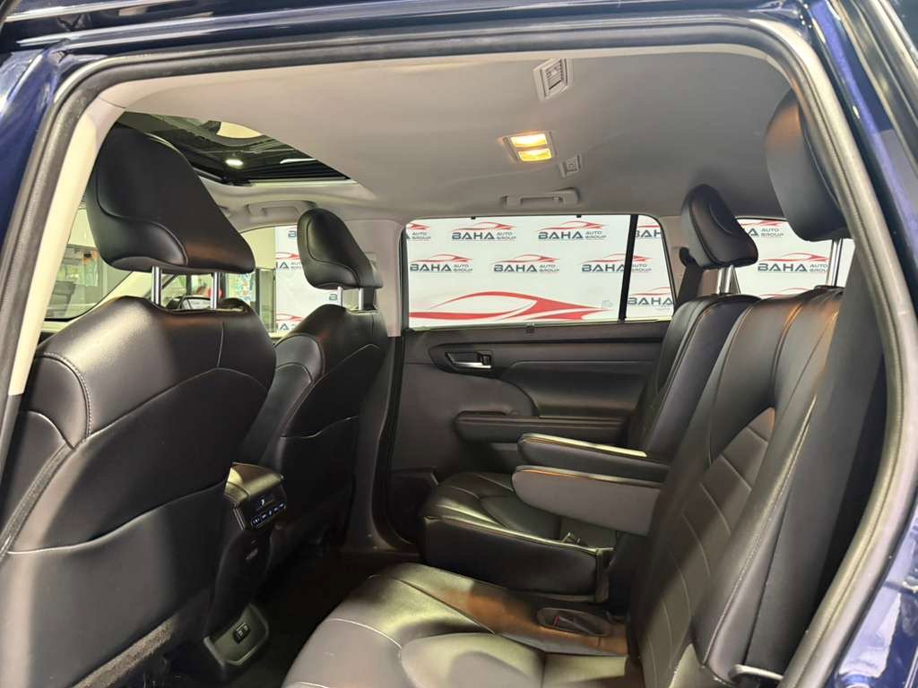 Used 2021 Toyota Highlander XLE AWD/4WD image 39