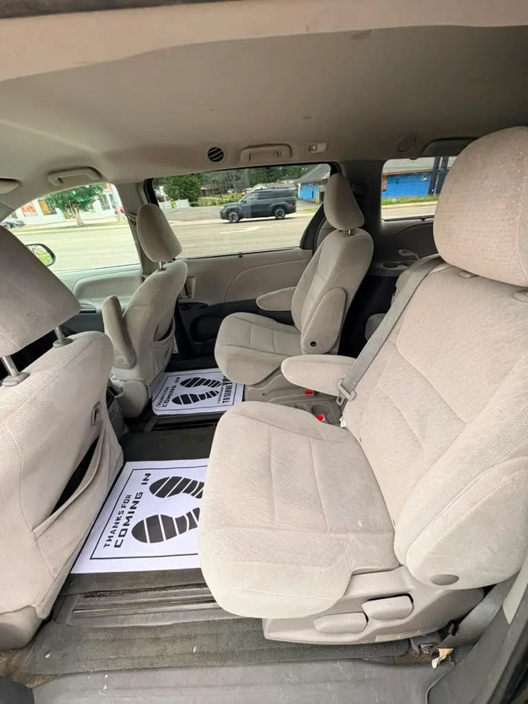 Used 2015 Toyota Sienna LE FWD image 11