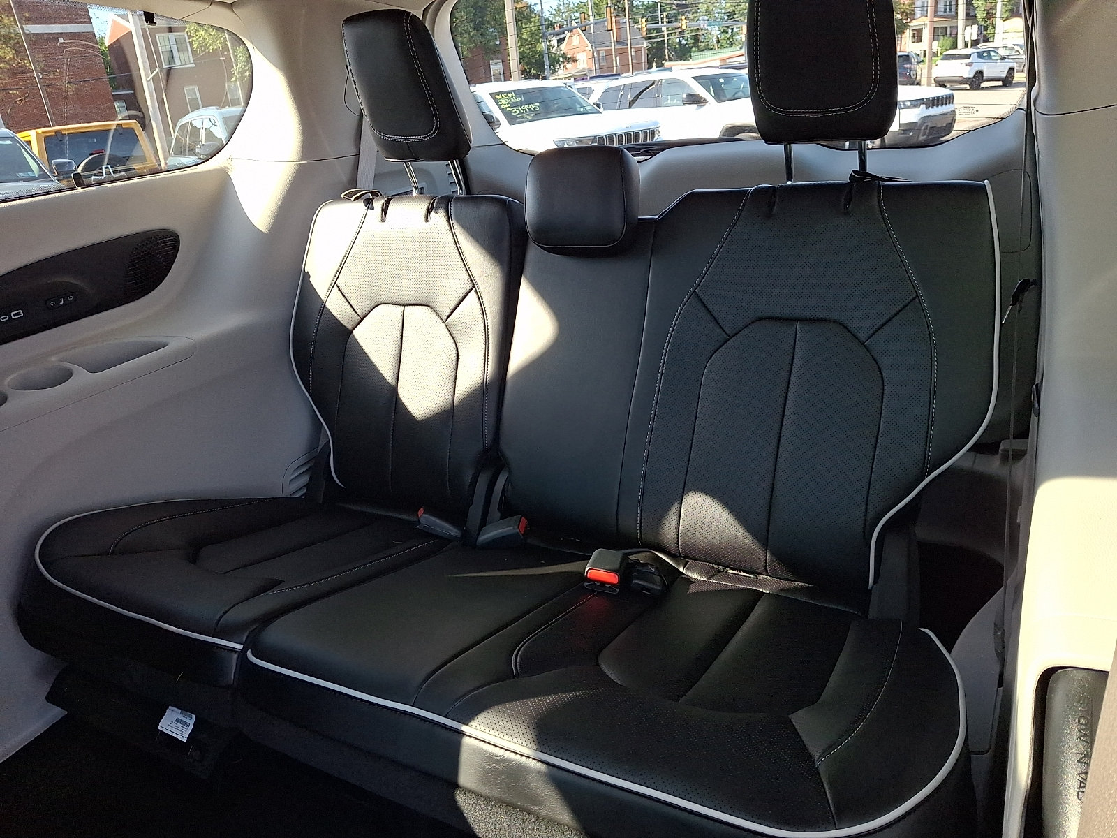 Used 2023 Chrysler Pacifica Limited w/ Uconnect Theater Family Group FWD image 11