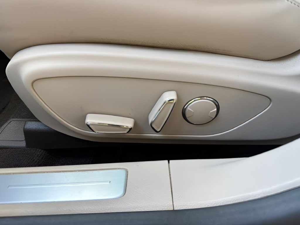 Used 2019 Lincoln MKZ Premiere FWD image 11