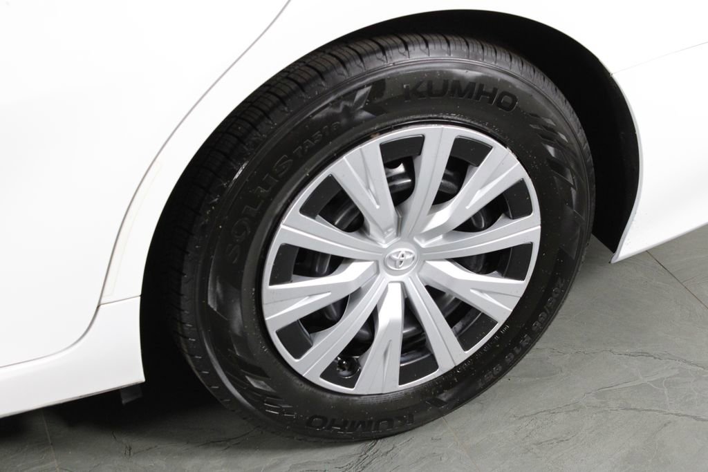 Used 2020 Toyota Camry L image 12