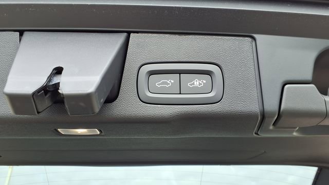 New 2026 Volvo XC60 B5 Ultra w/ Climate Package image 11