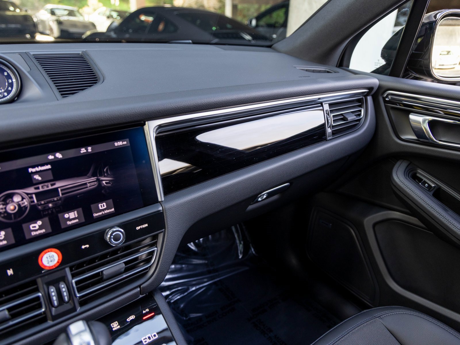 Certified 2025 Porsche Macan image 37