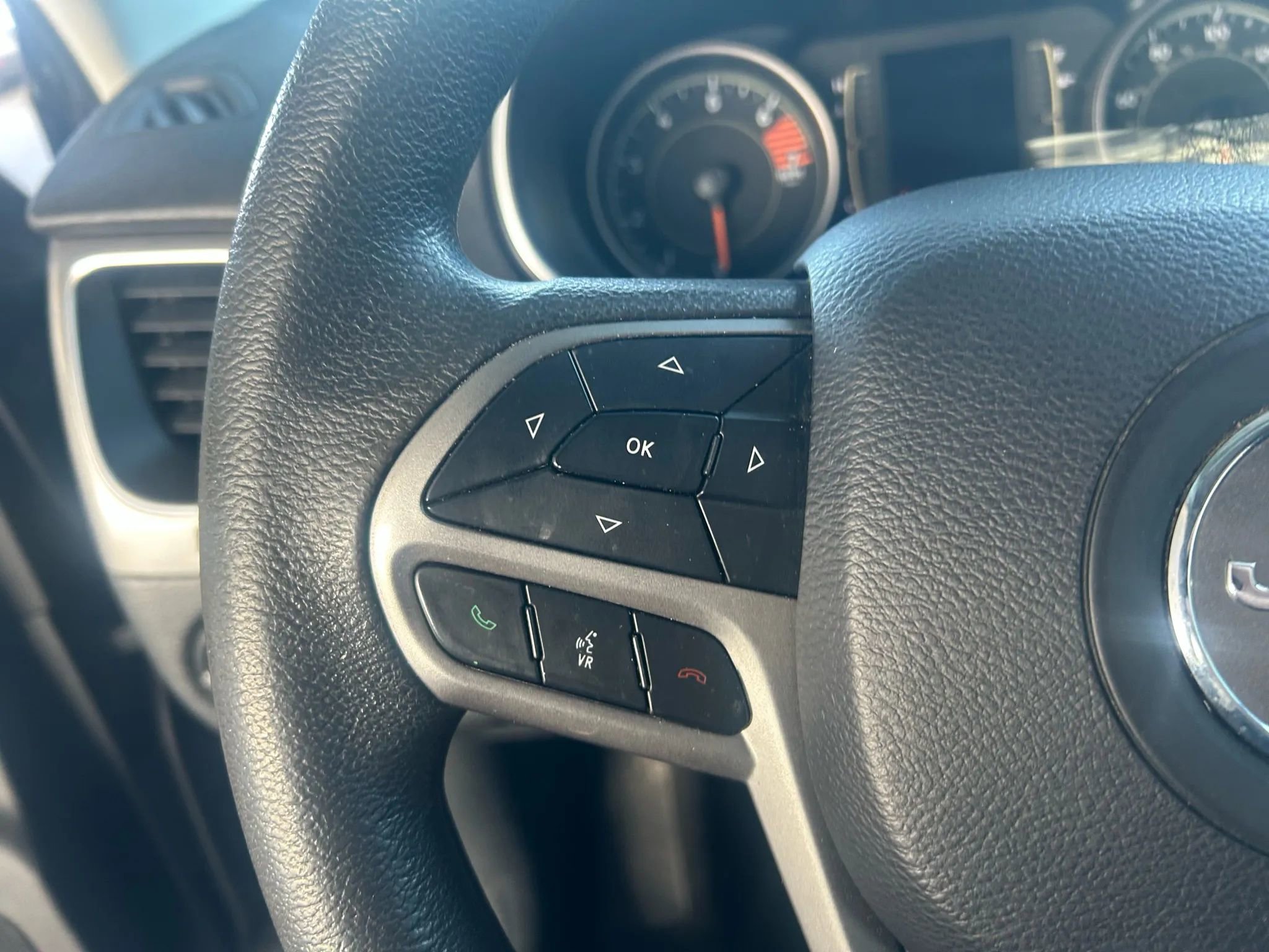 Used 2019 Jeep Cherokee Latitude w/ Popular Appearance Group image 16