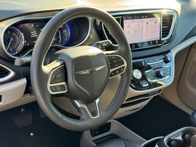Used 2024 Chrysler Pacifica Touring-L image 17