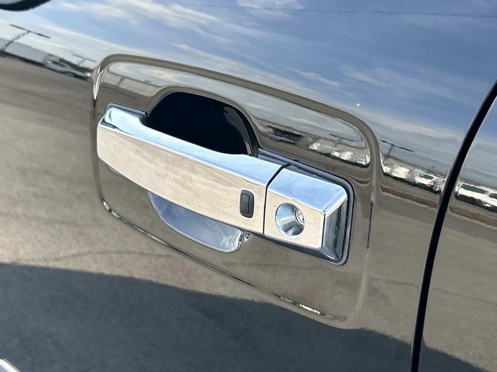 Used 2020 Nissan Titan SL image 16