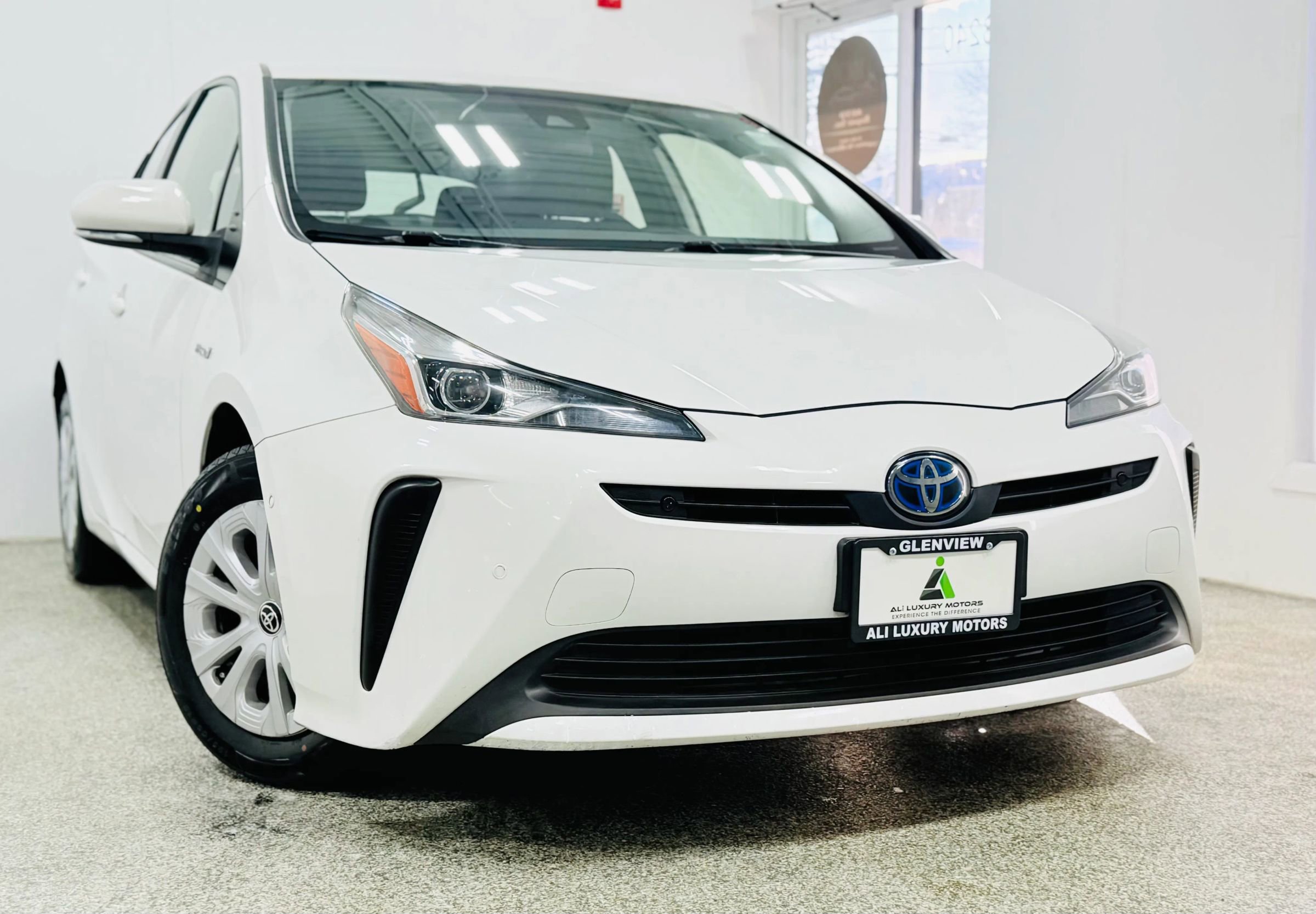 Used 2021 Toyota Prius LE image 3