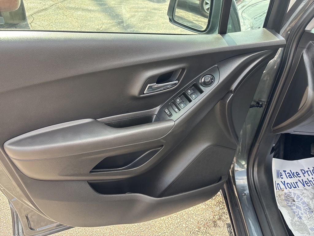 Used 2018 Chevrolet Trax LT w/ LT Convenience Package image 21