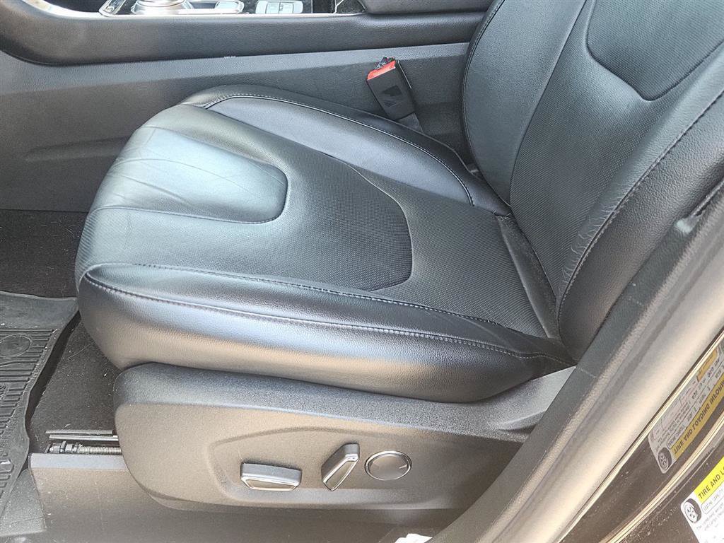 Used 2019 Ford Edge Titanium w/ Equipment Group 301A AWD/4WD image 14
