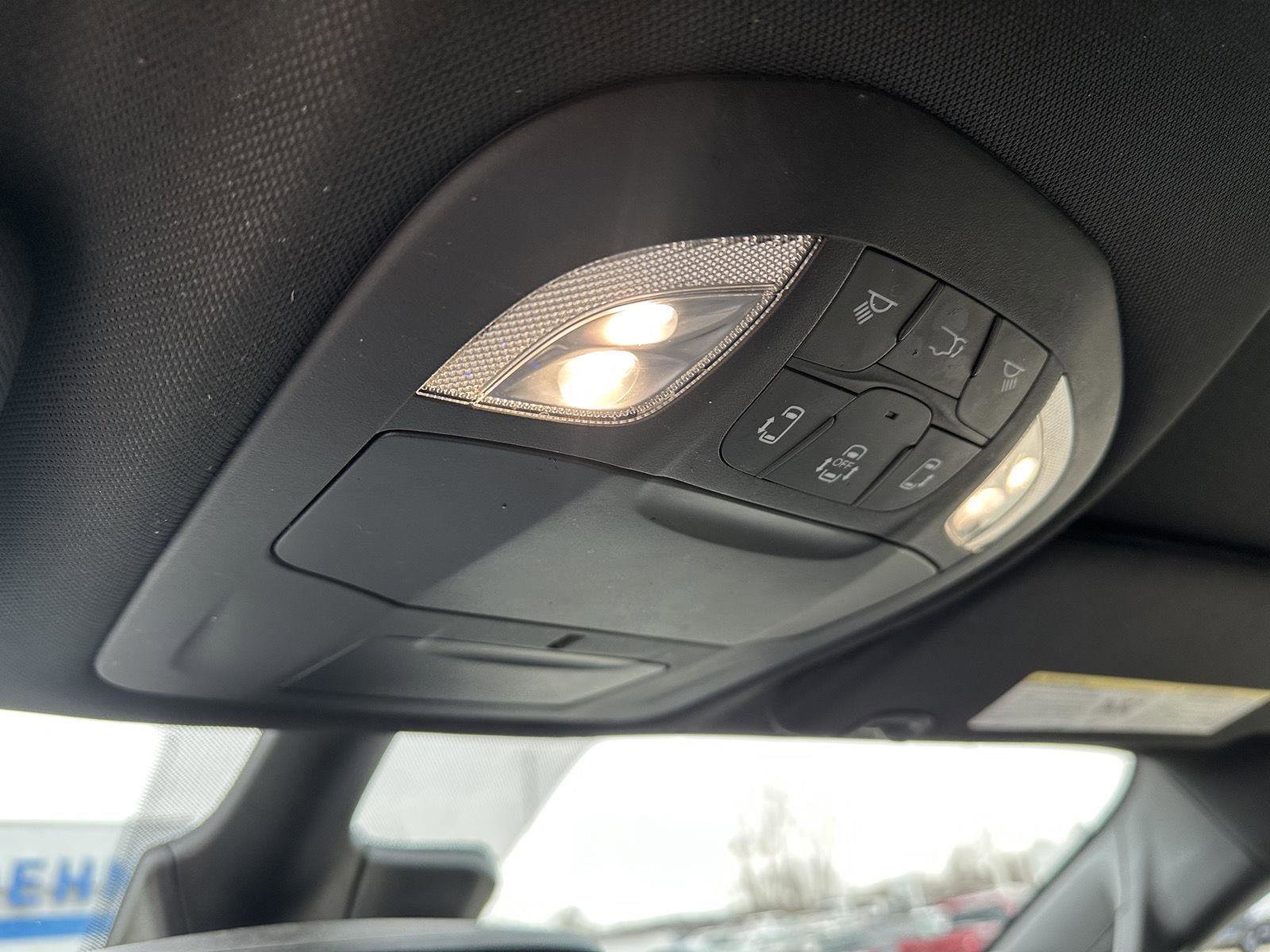 Used 2025 Chrysler Pacifica Select image 33