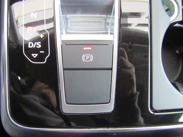 Used 2022 Audi Q8 Premium image 50
