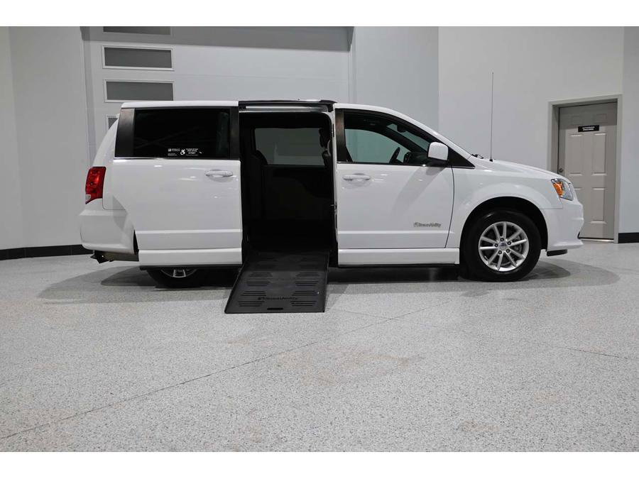Used 2019 Dodge Grand Caravan SXT image 17