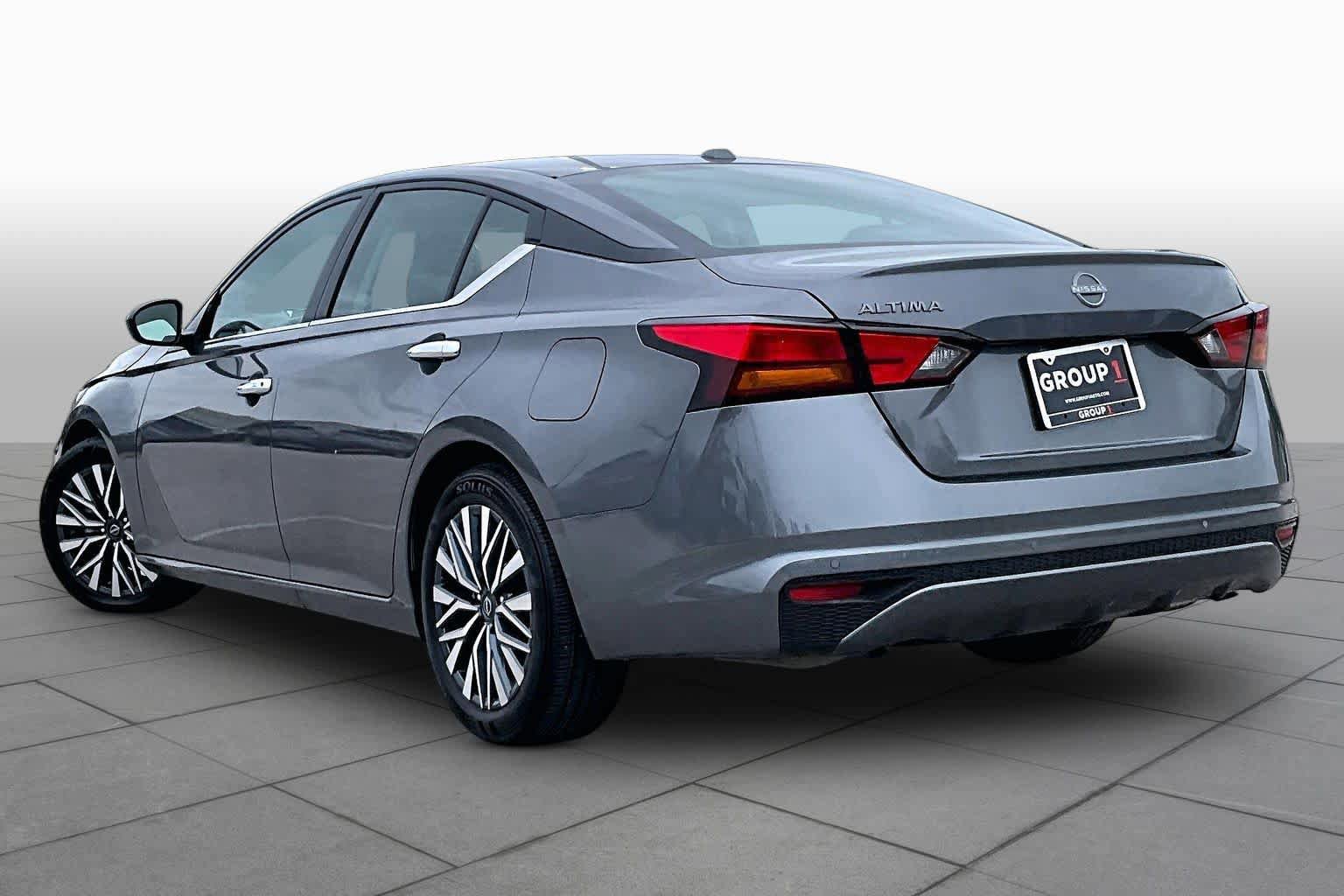 Used 2025 Nissan Altima 2.5 SV FWD image 12