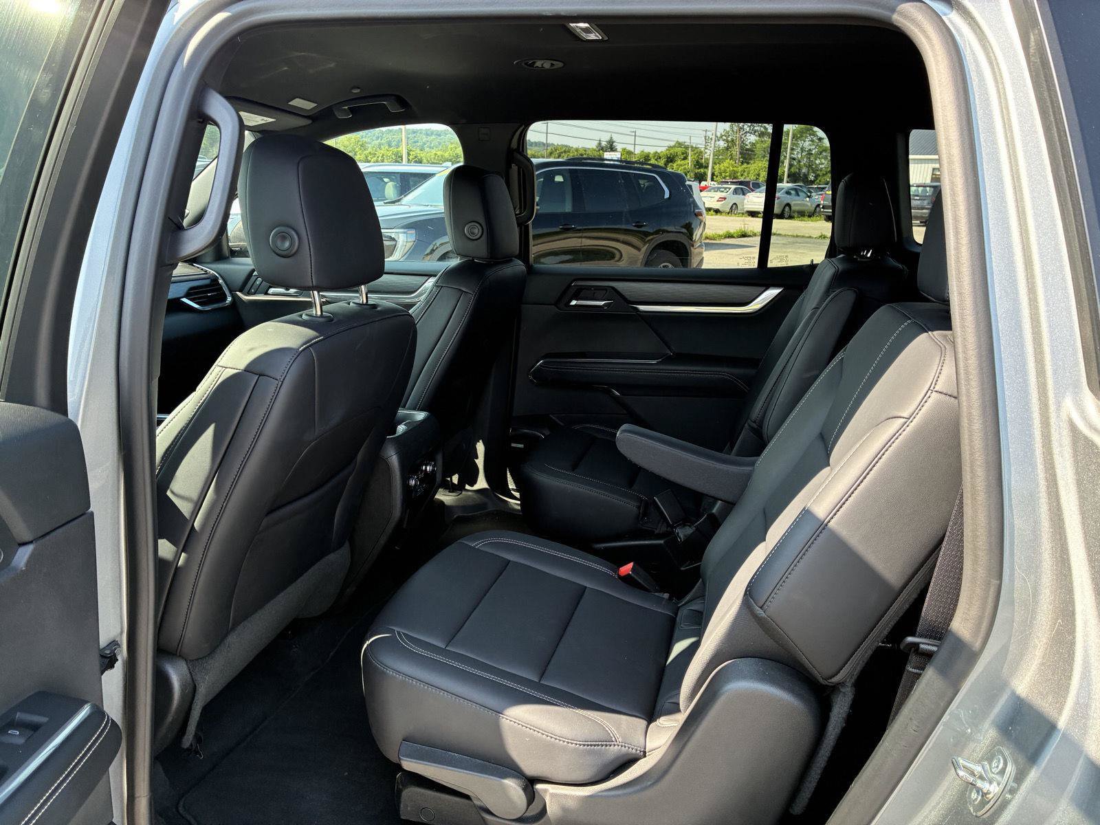 Used 2025 GMC Acadia Elevation w/ Elevation Premium Package AWD/4WD image 25