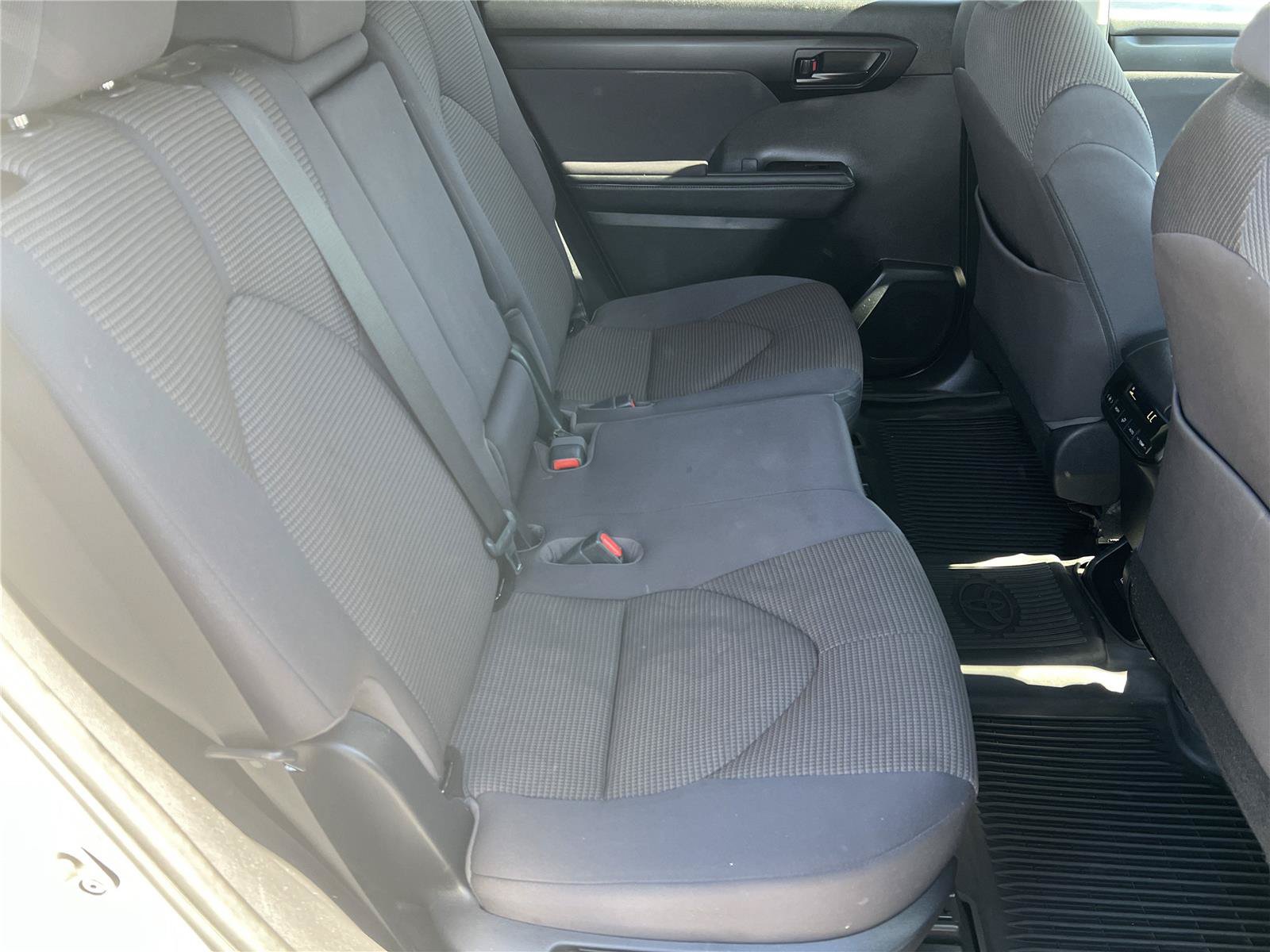 Used 2023 Toyota Highlander LE FWD image 28