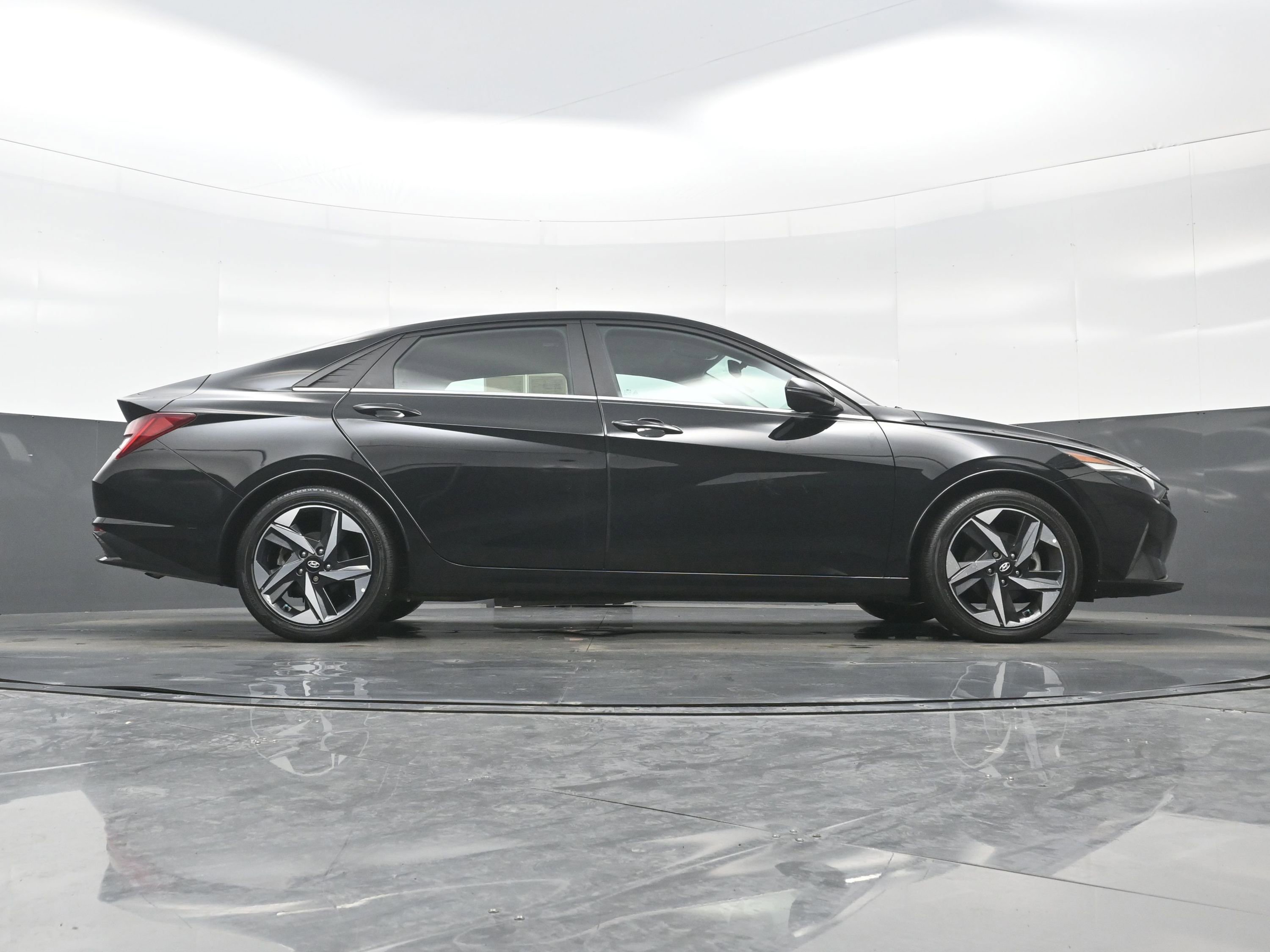 Used 2023 Hyundai Elantra Limited image 31