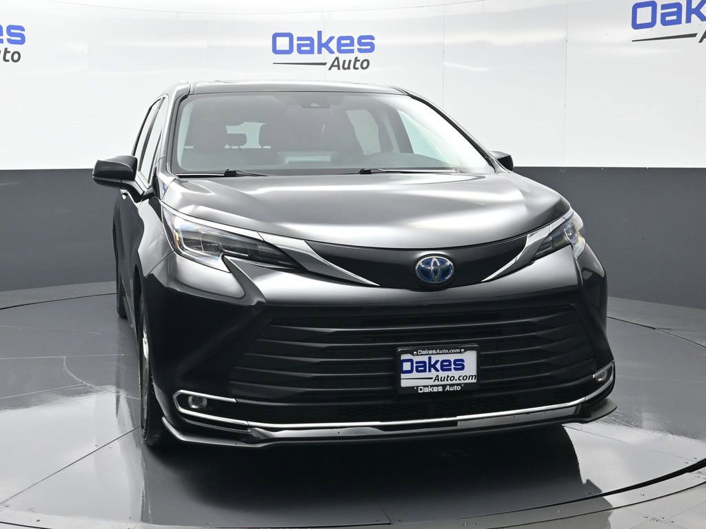 Used 2024 Toyota Sienna XLE image 3