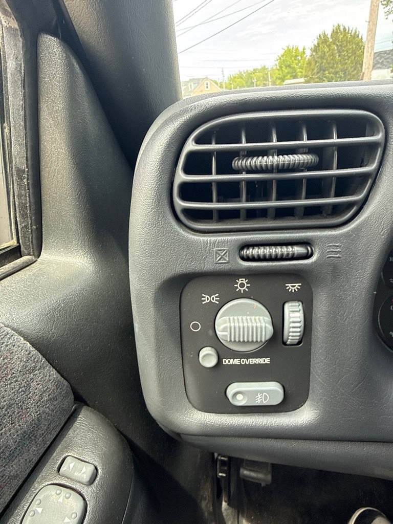 Used 2001 GMC Jimmy SLE w/ SLE Luxury Equipment Group AWD/4WD image 19