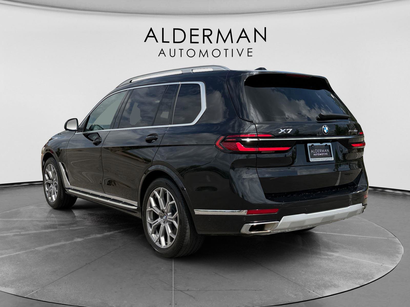 Used 2023 BMW X7 xDrive40i w/ Executive Package image 3