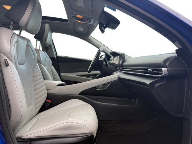 Used 2025 Hyundai Elantra Limited FWD image 12