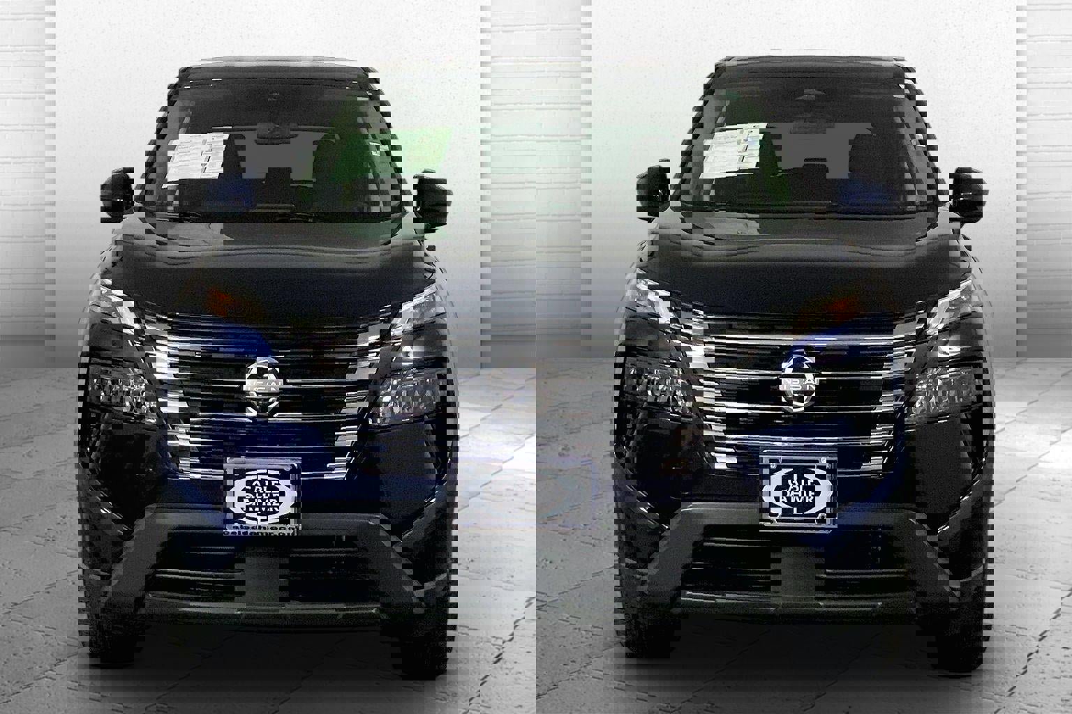 Used 2025 Nissan Rogue SV image 2