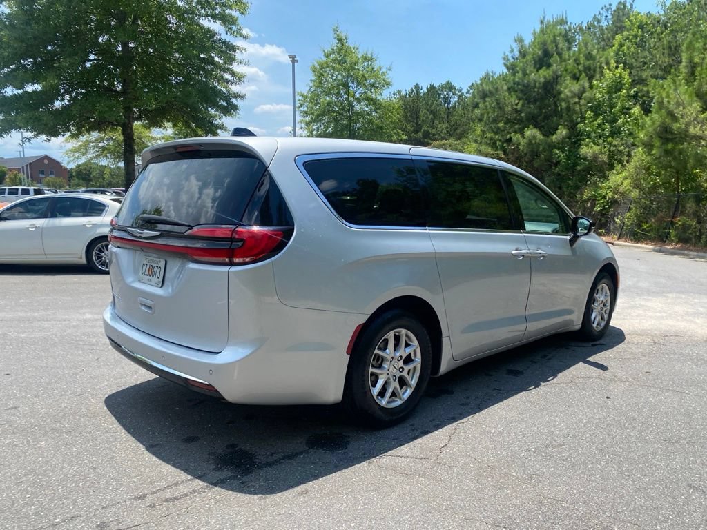 Used 2024 Chrysler Pacifica Touring-L FWD image 3