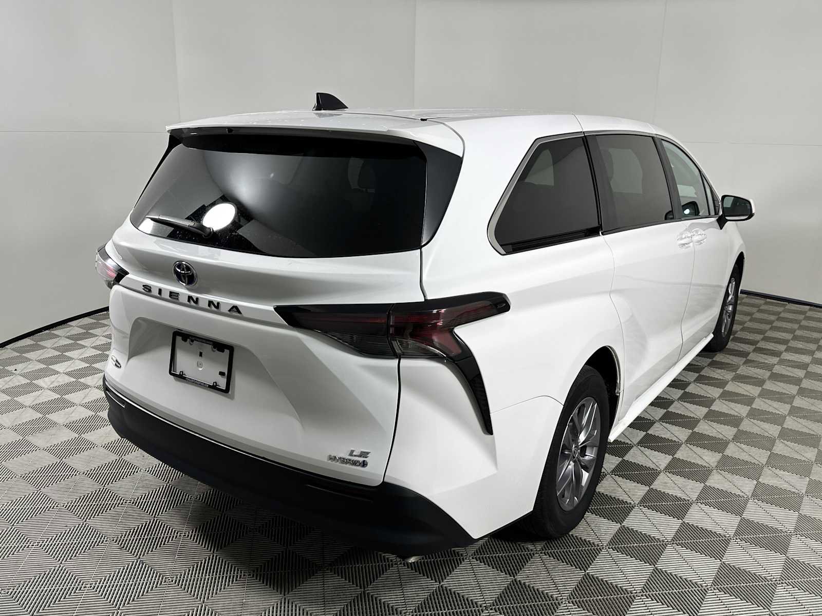 Used 2024 Toyota Sienna LE FWD image 8