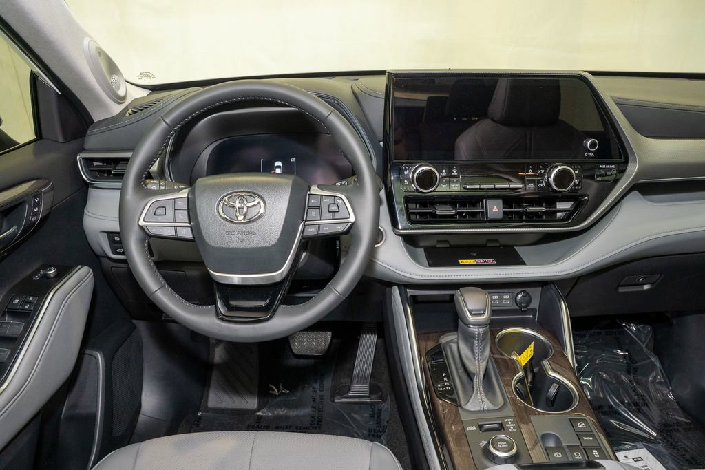 Used 2026 Toyota Highlander Platinum image 7
