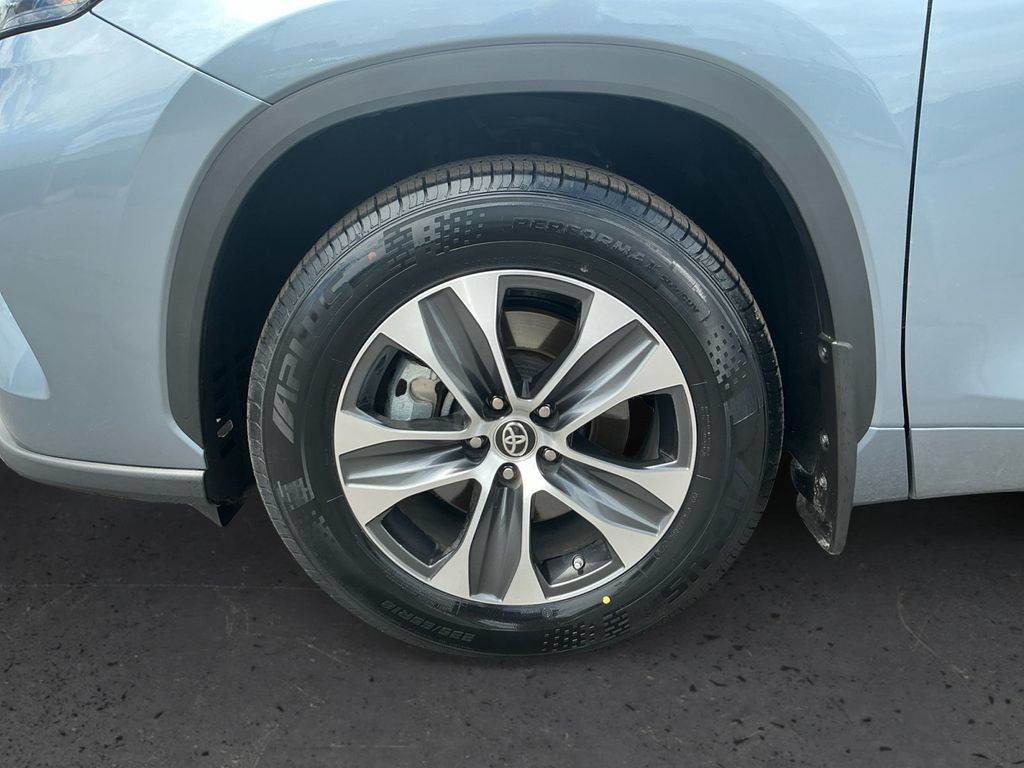 Used 2024 Toyota Highlander XLE FWD image 13