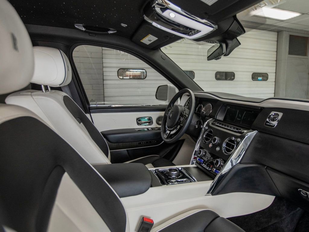 Used 2022 Rolls-Royce Cullinan w/ Cullinan Package image 21