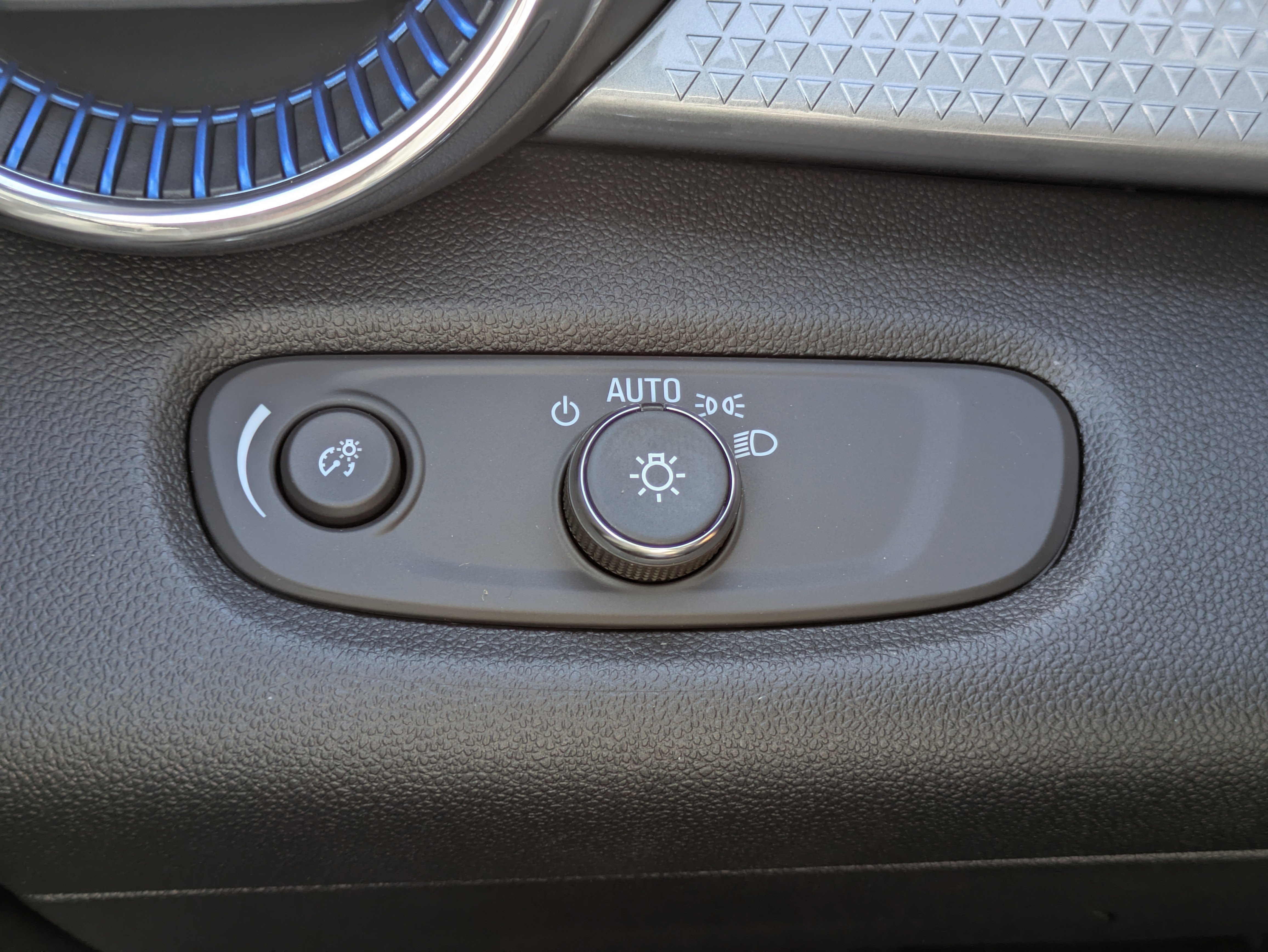 New 2026 Chevrolet Trax LT w/ Driver Confidence Package image 15