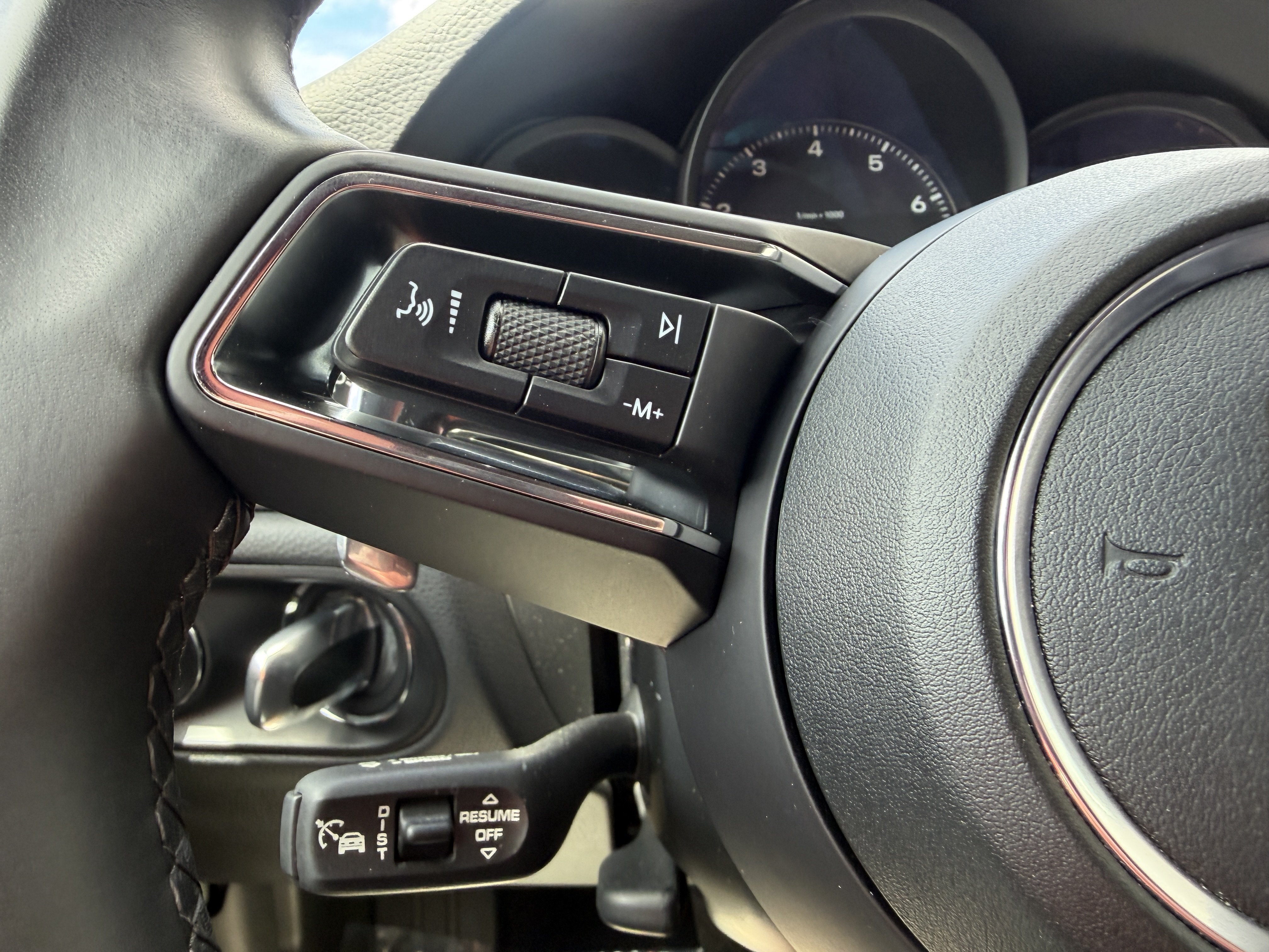 Certified 2023 Porsche Macan AWD/4WD image 28