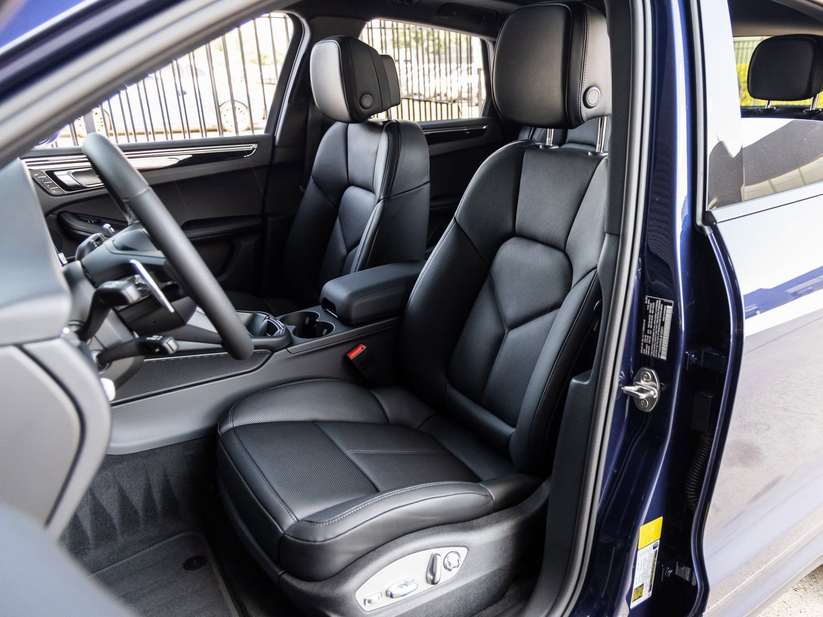 Certified 2025 Porsche Macan image 5