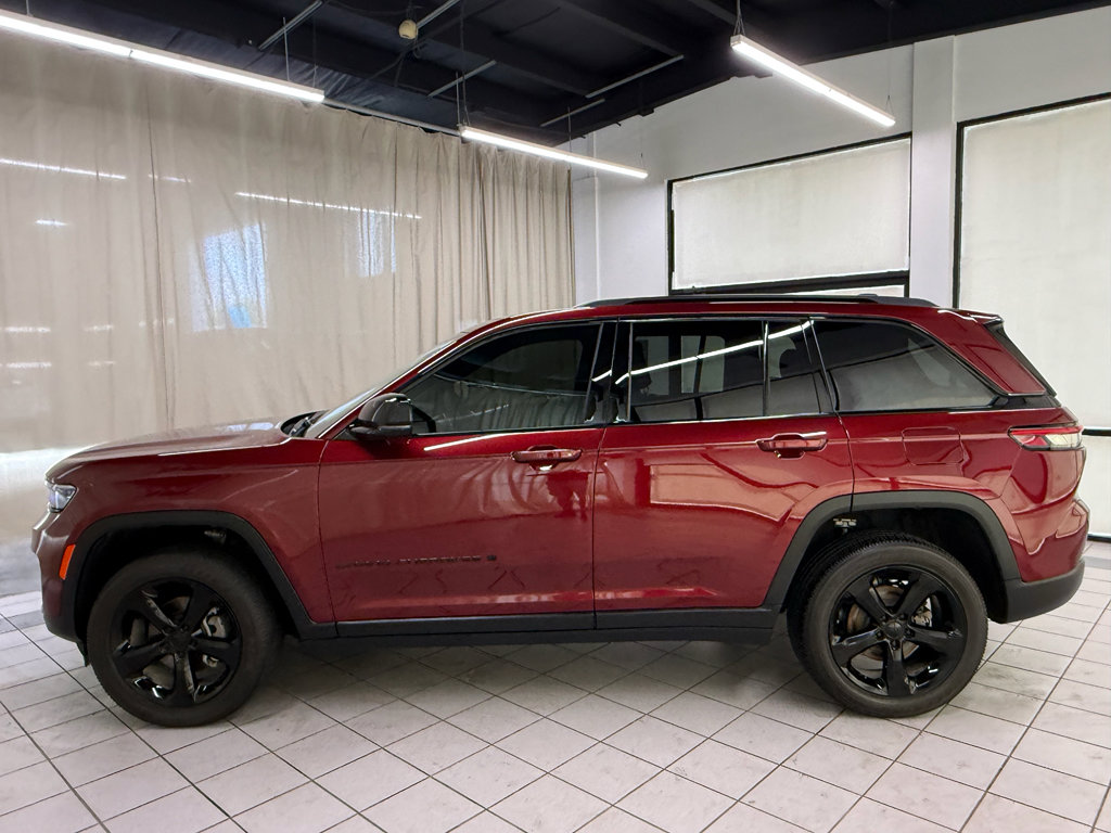 Used 2024 Jeep Grand Cherokee Altitude image 9