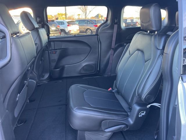 Used 2026 Chrysler Pacifica Select w/ S Appearance Package FWD image 11