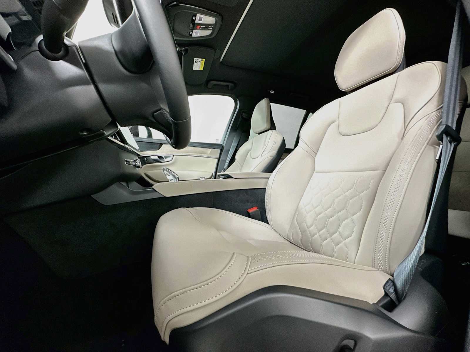 New 2026 Volvo XC90 B6 Plus w/ Protection Package Premier AWD/4WD image 18