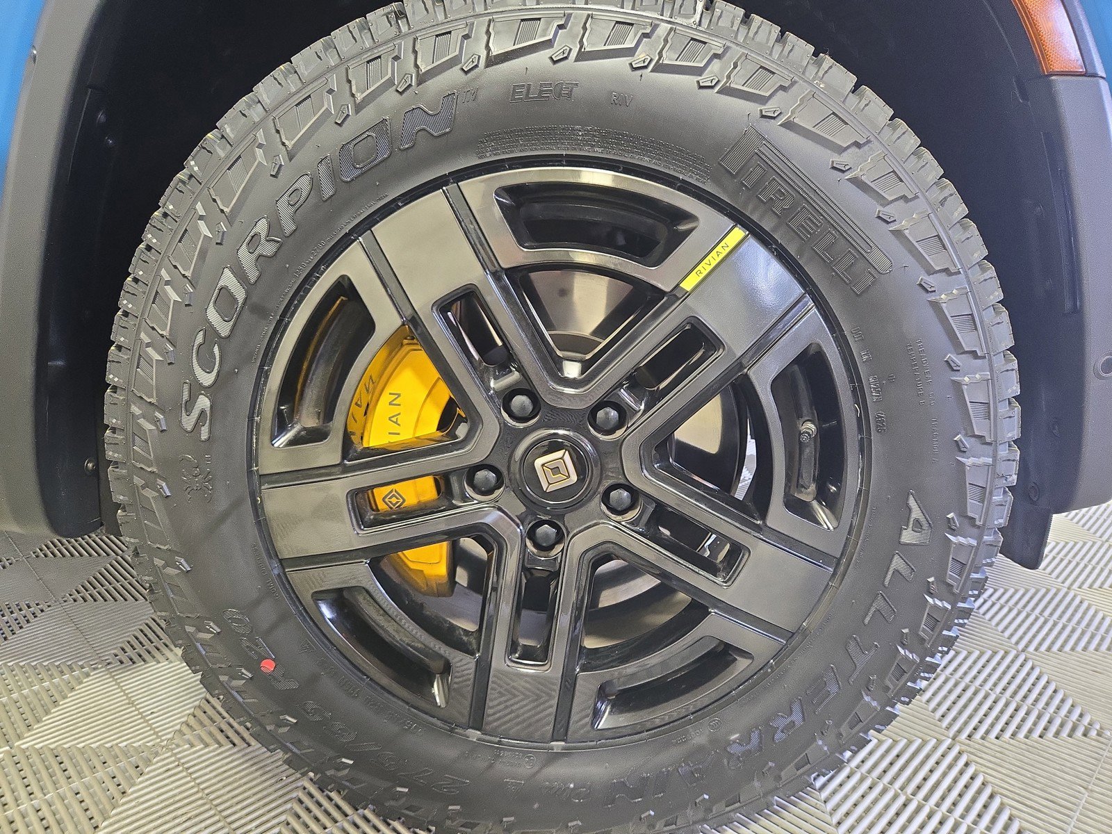Used 2023 Rivian R1S Adventure AWD/4WD image 11