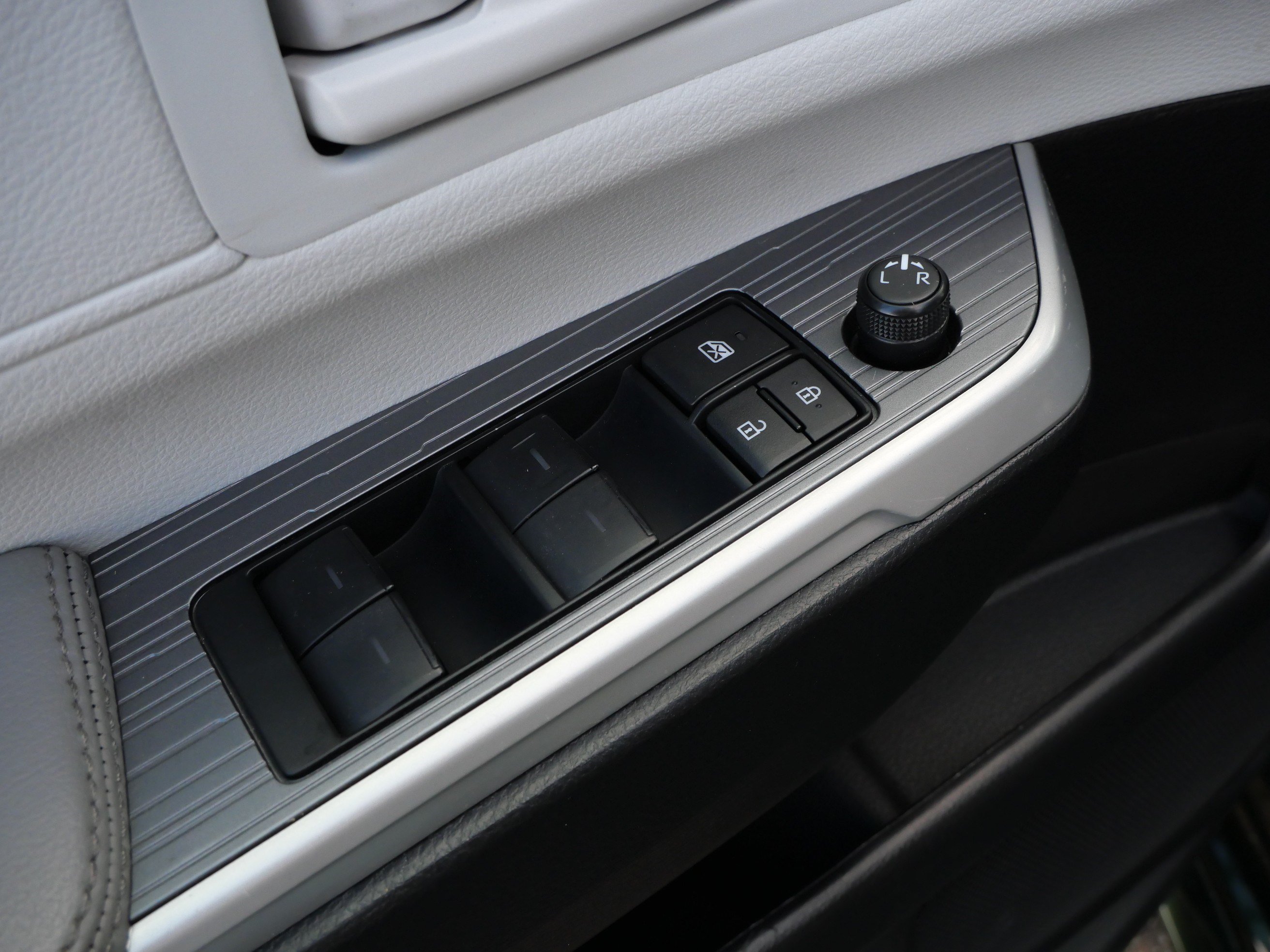 Certified 2025 Toyota Sienna LE AWD/4WD image 19