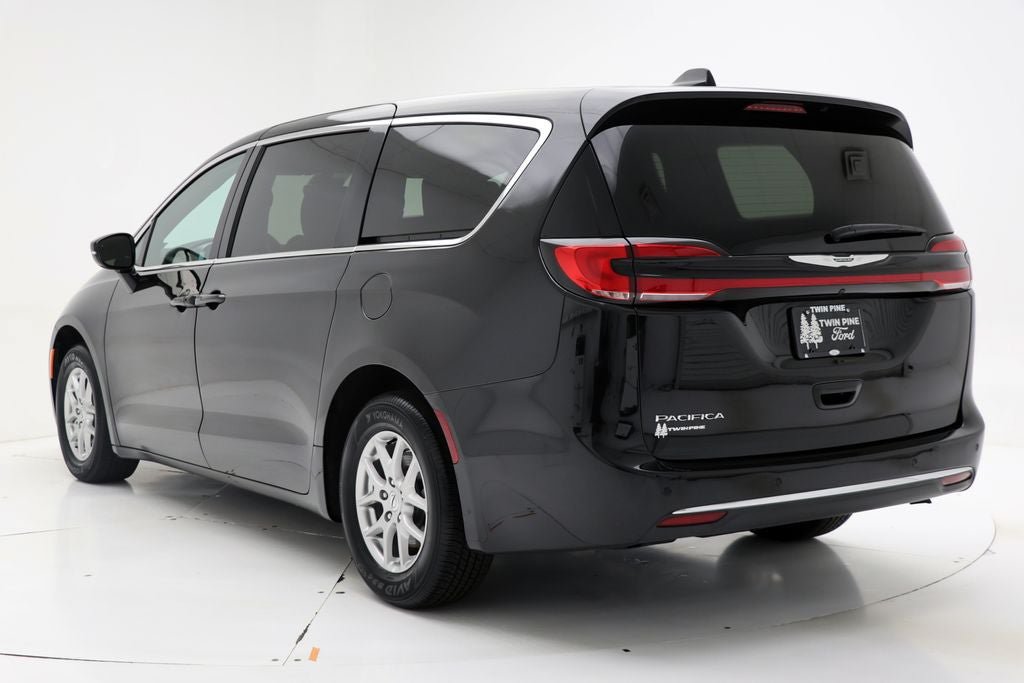 Used 2025 Chrysler Pacifica Select FWD image 6