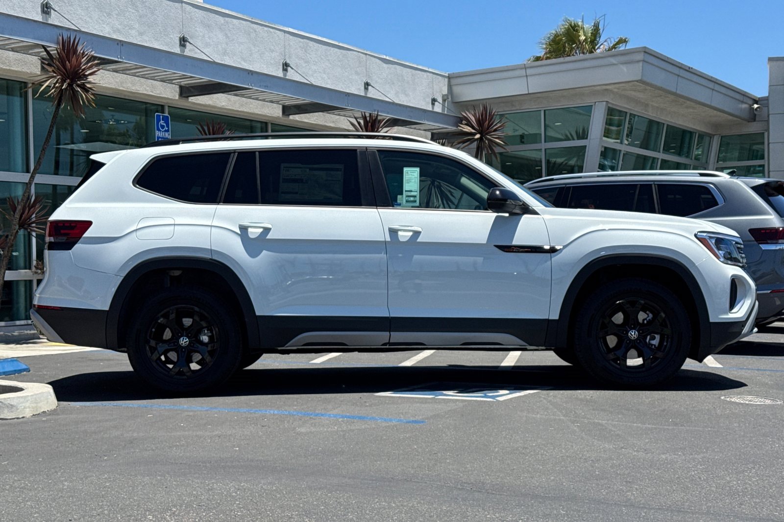 New 2025 Volkswagen Atlas Peak Edition SE image 4
