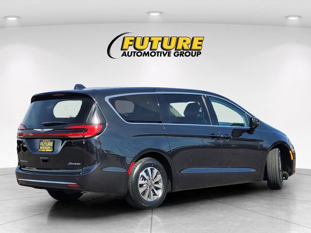 Used 2023 Chrysler Pacifica Touring-L image 4