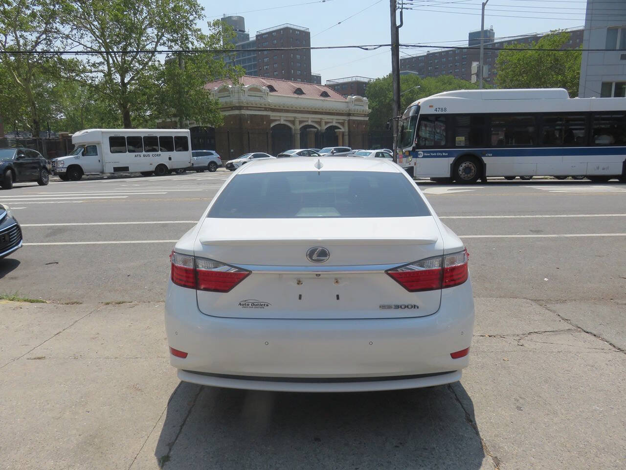 Used 2015 Lexus ES 300h w/ Premium Package w/Bamboo Trim FWD image 8