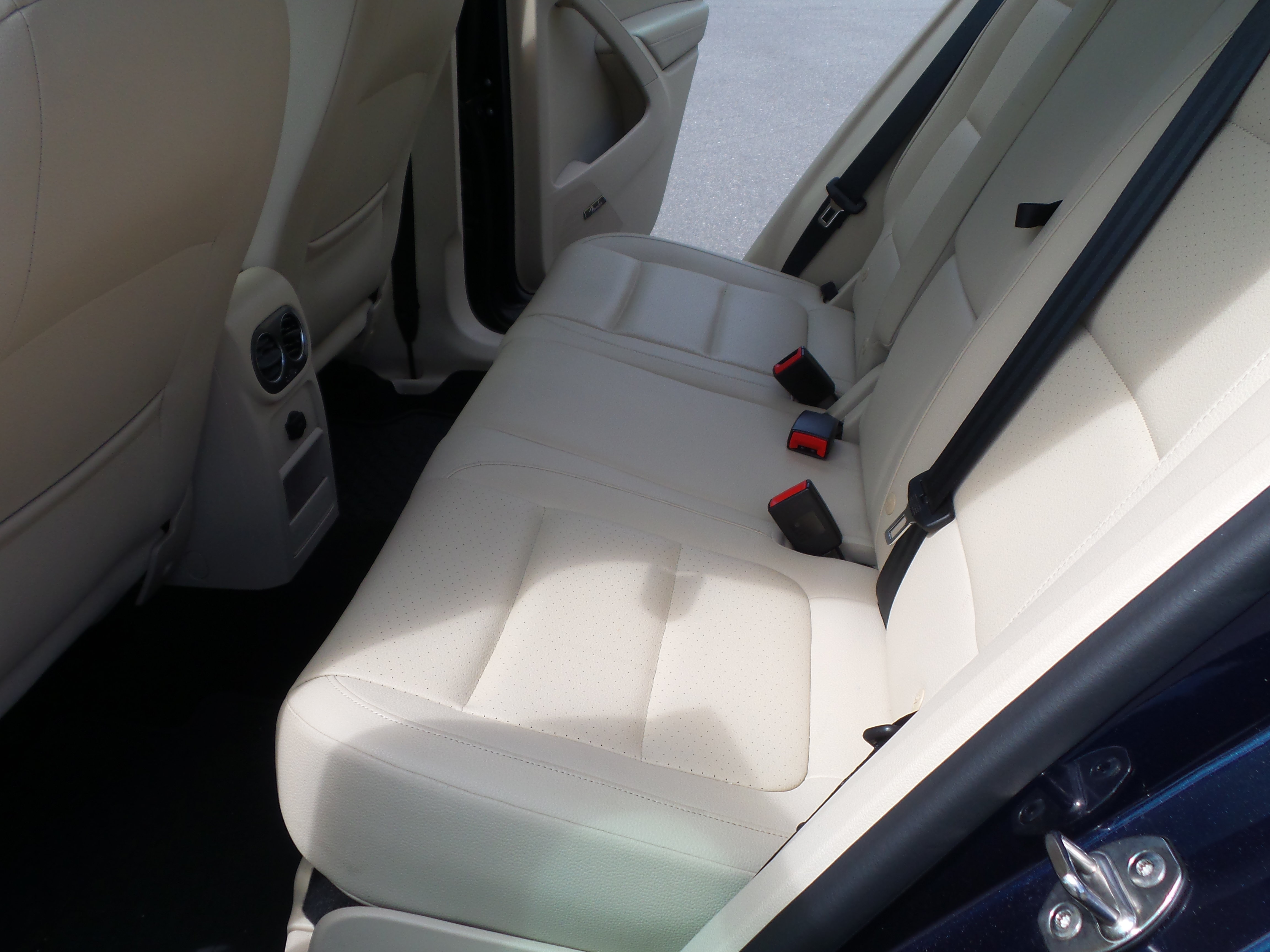 Used 2015 Volkswagen Tiguan SEL FWD image 24